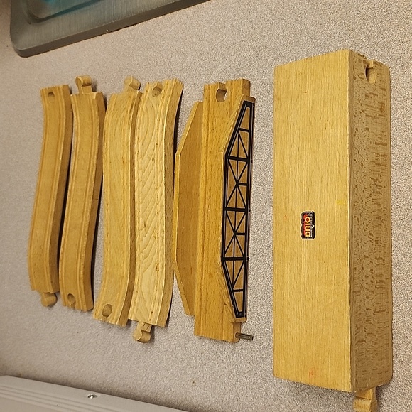 Brio Train tracks - Bridge, tunnels, and tracks with small hills. - Picture 2 of 14